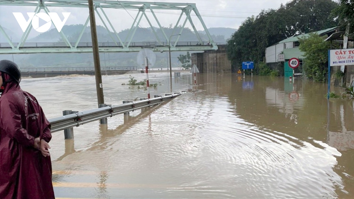 Nước sông lên nhanh, hàng trăm hộ dân ở Phú Yên phải di dời khẩn cấp
